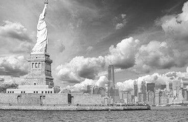 Wall Mural - New York City, The Statue of Liberty at sunset with a beautiful colorful sky