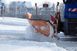 Räumfahrzeug vom Winterdienst befreit Straße von Schnee