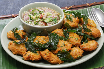 tod man pla, Thai fried fish cakes