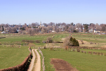 Wall Mural - Un chemin de campagne vers le village