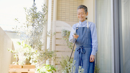 Wall Mural - ベランダガーデニングするシニア男性　水やり