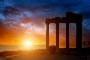 Canvas Print - Architectural columns from the times of ancient greece. Ruins against the sunset sky. Side turkey