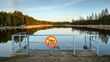 Zalew na Podlasiu w Polsce ze znakiem zakazu pływania umieszczonym na tamie