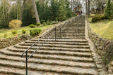 Szerokie kamienne schody do świątyni w Polsce