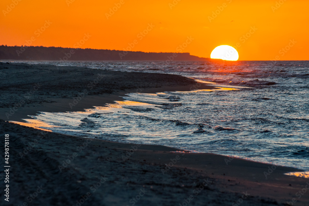 Zachód słońca nad morzem bałtyckim w Trzęsaczu, Polska, Trzesacz - obrazy, fototapety, plakaty 