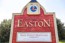  The Western Entrance Of The Historic Picturesque Small Town Of Easton, MD, Center Of Talbot County. A Landmark With Coat Of Arms Is Erected On  US Route 50 That Says Welcome To Easton.