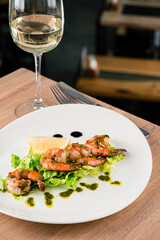 Canvas Print - Mixed seafood salad with shrimps on the table