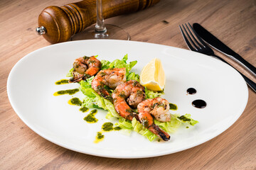 Canvas Print - Mixed seafood salad with shrimps on the table