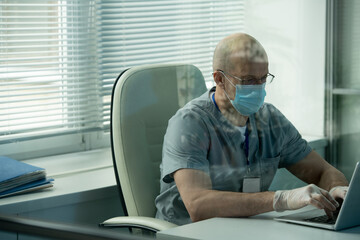 Aufkleber - Bald surgeon working with online records of patient