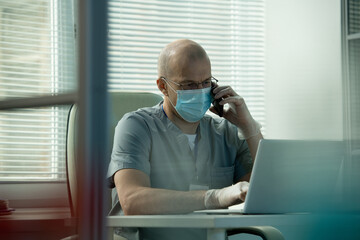 Aufkleber - Medical specialist discussing online records with colleague