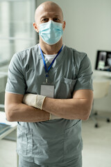 Aufkleber - Portrait of satisfied surgeon with crossed arms