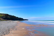 La plage de sable et de galets au pied des falaises de Omaha beach en France, en Normandie, dans le Calvados, au bord de la Manche.
