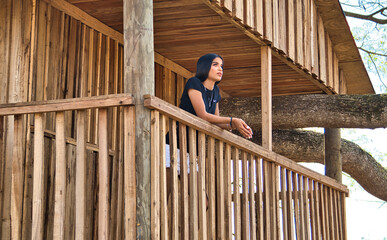 nicole en casita de madera