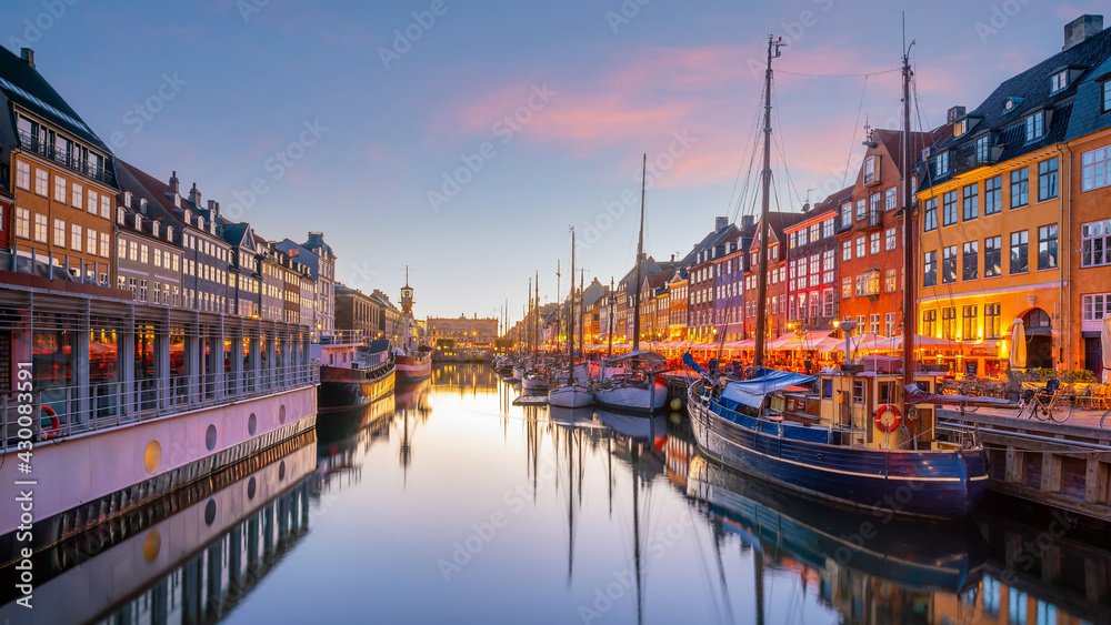 Obraz na płótnie Copenhagen city skyline in Denmark at famous old Nyhavn port w salonie