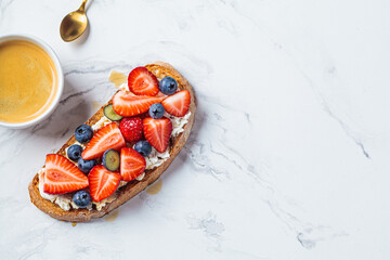 Poster - Toast with cream cheese, strawberries, blueberries and maple syrup, top view. Breakfast food concept.