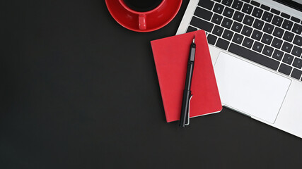 Fototapete - Black table with laptop, pen, coffee and notebook. Office desk concept.