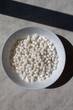 Kulki tapioki w białej ceramicznej miseczce