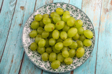 Poster - Grains de raisins vert sur une assiette