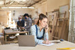 canvas print picture - Handwerker Frau bei Kundengespräch am Telefon