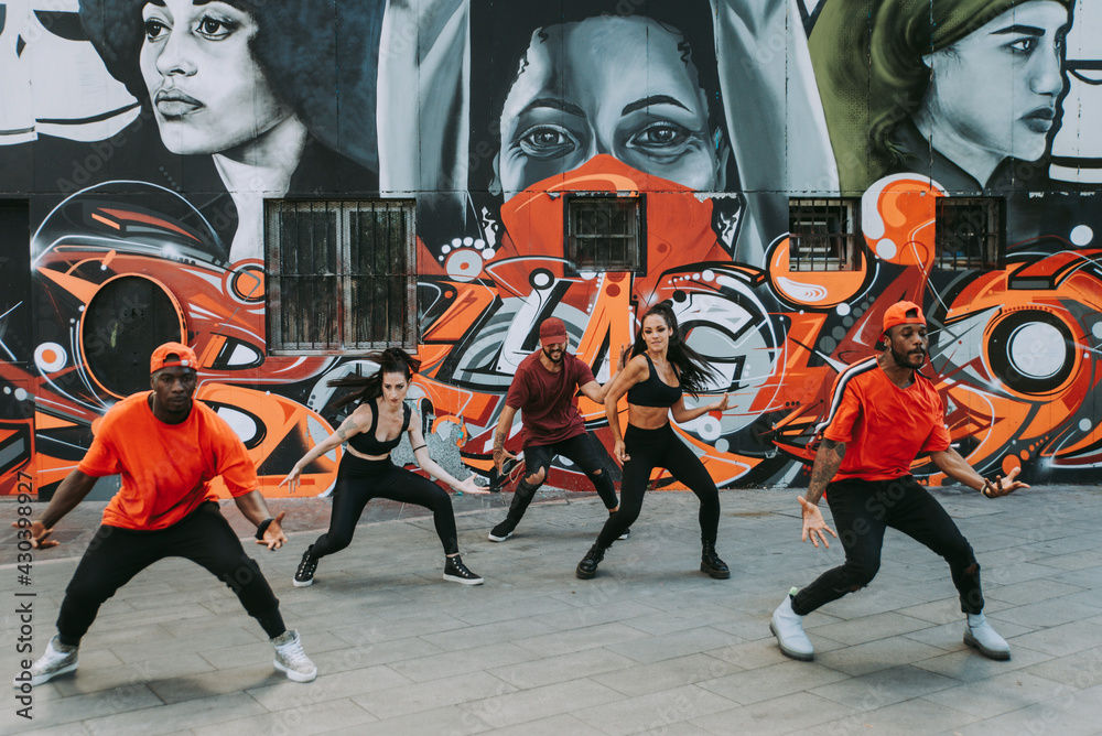 Hip hop crew dancing outdoors - obrazy, fototapety, plakaty 
