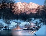 Fototapeta Do pokoju - 日光湯川の冬景色　朝日に照らされた前白根山