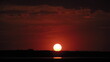Piękny czerwono-pomarańczowy zachód słońca latem