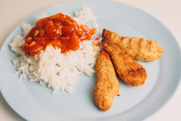 Plato combinado de tiras de pollo rebozadas con arroz