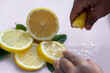 Kernlose Zitrone,sehr gesund und lecker. Enkelkind hilft beim auspressen und dekorieren