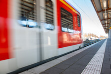 Verkehrsmittel Reisen Bahn Zug Beförderung öffentlicher Nahverkehr Bahnsteig Geschwindigkeit Durchreise 9 Euro Ticket