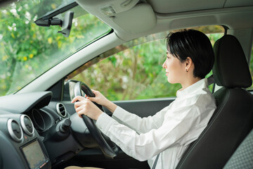 車を運転する女性