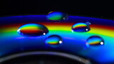 Fototapeta Tęcza - Krople wody na płycie DVD w ujęciu makrofotografii 