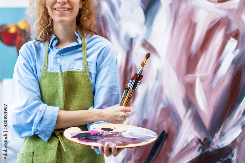 Photo Stock Close-up picture hands of smiling female artist holding ...