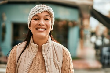 Sticker - Young latin woman smiling happy standing at the city.