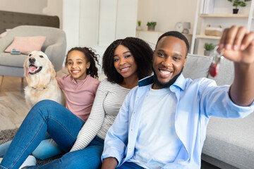 Poster - Happy African American family showing keys of their new apartment