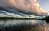 Fototapeta Pomosty - Ciemne chmury deszczowe nad jeziorem. 