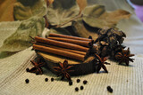 Zdjęcie przedstawiające stertkę lasek cynamonu  z anyżem i pieprzem