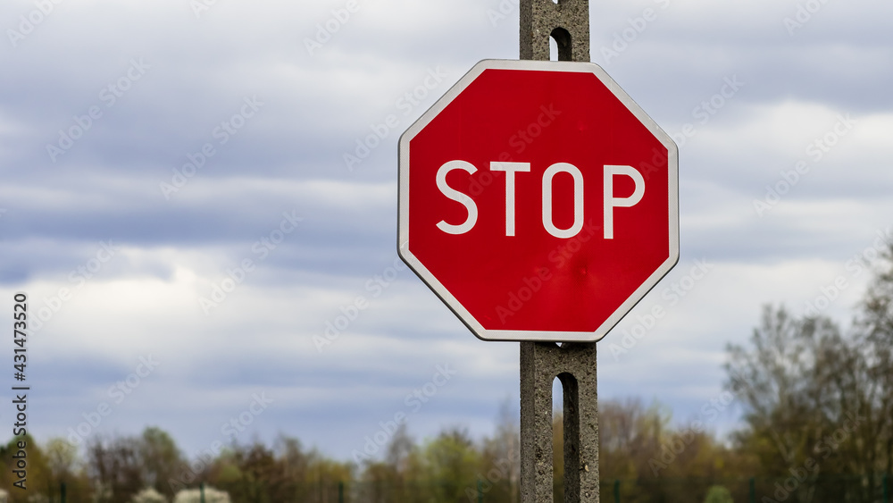 Znak stop, znak zakazu B-20 zawieszony na betonowym słupie - obrazy, fototapety, plakaty 