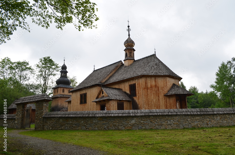 Drewniany kościół w Zubrzycy Górnej, Podhale, Polska - obrazy, fototapety, plakaty 