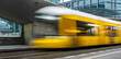 gelbe Strassenbahn im Berliner Strassenverkehr