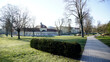 Jugendstils Kurhaus im Kurpark in Bad Hersfeld im Frühling mit Sonne ohne Menschen