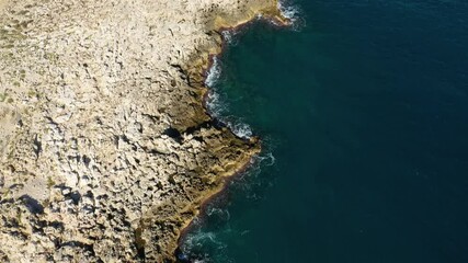 Wall Mural - Les rochers au bord de la mer tyrrhénienne en Europe, en Italie, dans la région des Pouilles, dans la province de Bari, à Polignano a Mare