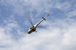 Helikopter policyjny w akcji poszukiwawczej na niebie.  