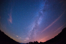 天の川と流れ星と満天の星空。
日本の長野県の開田高原の星空。