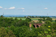 Blick vom Adolfsturm in Friedberg, Hessen auf eine ländliche Landschaft und einer alten Eisenbahnbrücke.