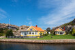 Gebäude auf einer Schäreninseln vor der Stadt Fjällbacka in Schweden