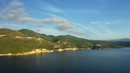 Wall Mural - La cote grecque aux abords de Syvota au bord de la mer Ionienne et Méditerranée vers Igoumenitsa, en Épire, en Grèce, en été.