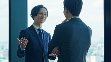 Aufkleber - オフィスで会話するビジネスマン