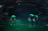 Fototapeta Łazienka - Abstrakcyjne zielone tło, krople kulki