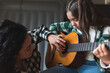 © Josu Acosta/Westend61 - Mother teaching little daughter how to play acoustic guitar