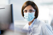 © Joseffson/Westend61 - Female technician wearing protective eyewear at laboratory during pandemic